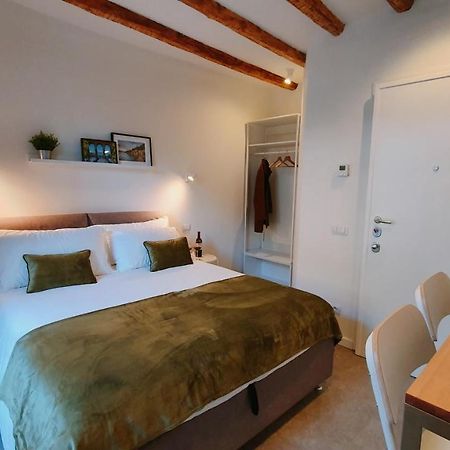 Foscolo 9 Room - Breakfast Como Buitenkant foto