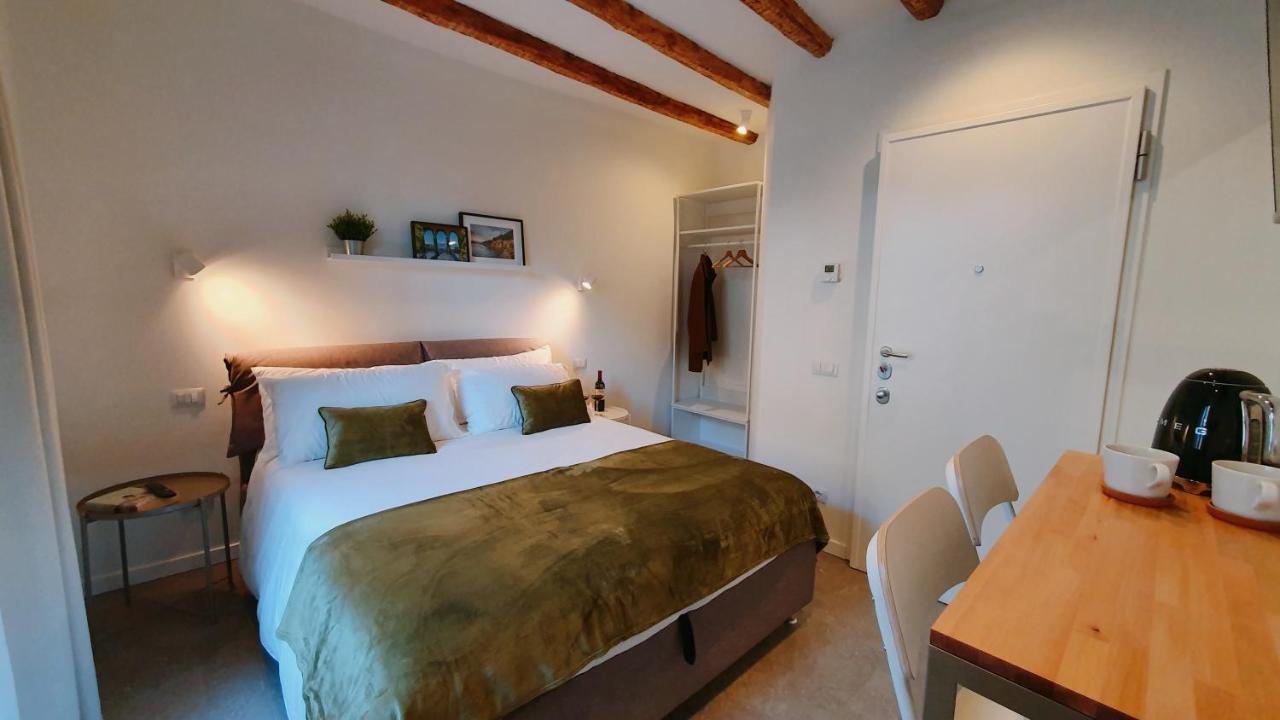 Foscolo 9 Room - Breakfast Como Buitenkant foto